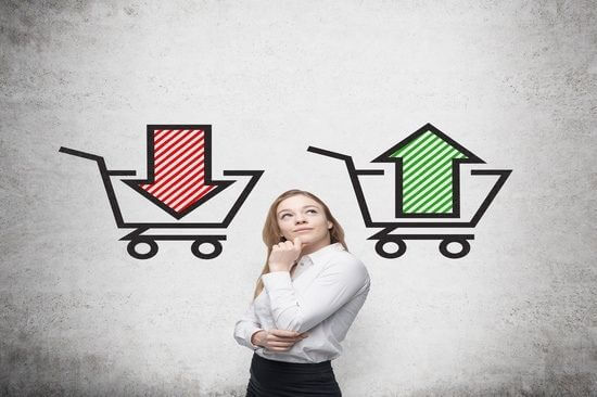 femme devant un choix d investissement en bourse