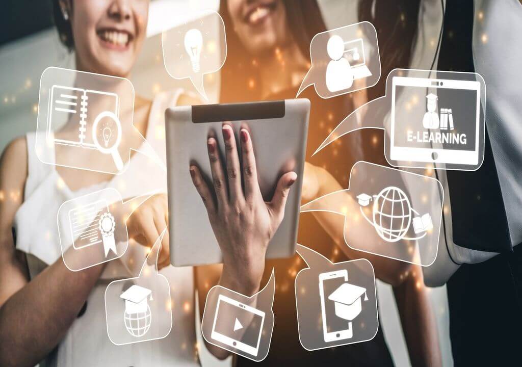 deux personnes qui apprenet leur cours sur un ipad